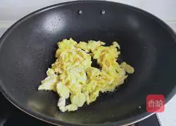 Illustration of how to make scrambled eggs with onions 5