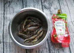 Illustration of how to eat two shrimps 1