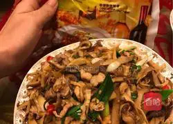 Illustration of how to braise smoked bamboo shoots in oil, shredded smoked bamboo shoots, and dry fried meat 11