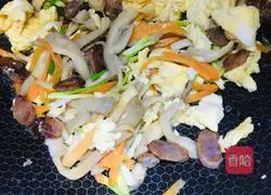 Illustration of how to make sausage, oyster mushrooms and scrambled eggs 9