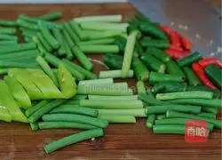 Korean sauce Illustration of how to make stir-fried pork ribs with garlic moss 2