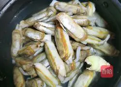 Illustration of how to make stir-fried razor clams 2