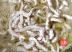 Illustration of how to make shredded pork with Beijing sauce 6