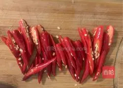 Illustration of how to stir-fry shredded pork with lettuce 3