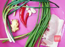 Illustration of how to cook twice-cooked pork with garlic moss 1