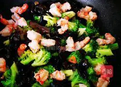 Illustration of how to make fried shrimps with broccoli 8