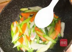 Illustration of how to cook asparagus, carrots and yam 8