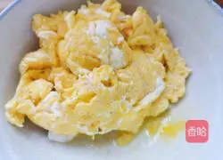 Illustration of how to make scrambled eggs with zucchini 2