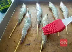 Illustration of how to make beer skewered shrimp 5