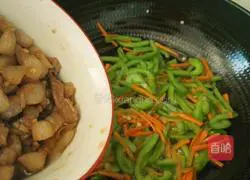 Illustration of how to make stir-fried meat with carrots and green peppers 12