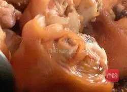 Illustration of home-style soybean pig trotters 6