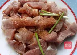 Illustration of how to make fried crispy pork 1