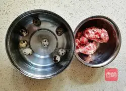 Illustration of how to make the Qiankun meatballs that are crispy on the outside and tender on the inside.1