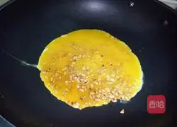 Illustration of how to make scrambled eggs with peanuts and pine nuts 6