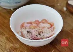 Illustration of how to make glutinous rice chicken with lotus leaves 2