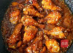 Illustration of how to suck chicken wing roots 17