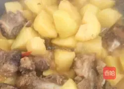 Illustration of how to make pork ribs and stewed potatoes 12