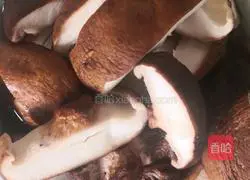 Illustration of how to make braised pork ribs with mushrooms and potatoes 2