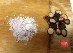Illustration of how to make double mushrooms in oyster sauce 4