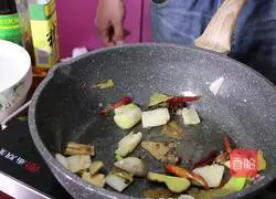 Illustration of how to make braised pork ribs with beer-braised eggs 3