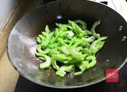 Illustration of how to make fried squid with bitter melon 16