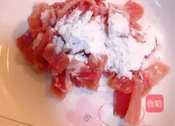 Illustration of how to make green pepper meat slices 2