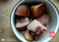 Illustration of how to cook bacon stewed rice in a lazy rice cooker 5