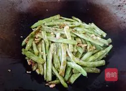 Illustration of how to make stir-fried green beans with garlic flavor 13