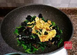 Illustration of how to make spinach, fungus and scrambled eggs 12