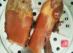 Illustration of how to stir-fry bacon with garlic moss 1