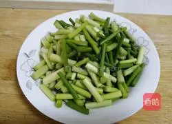 Illustration of how to make fried beef with garlic moss 2