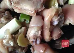 Soybean stewed pig trotters recipe 5