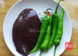 Illustration of how to stir-fry pork liver with green pepper 1