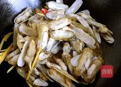 Illustration of how to stir-fry razor clams with green onion and ginger 7