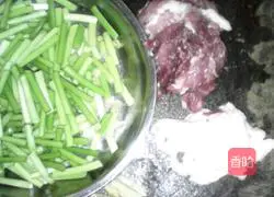 Illustration of how to make fried pork with garlic moss 2