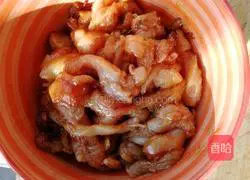 Illustration of how to make pickled cabbage, vermicelli and meat 4