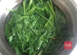 Illustration of how to make fried shredded pork with celery 3