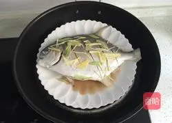 Illustration of how to make steamed golden pomfret 5