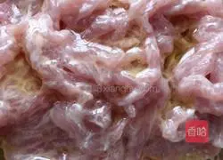 Illustration of how to make shredded pork in Beijing sauce 2