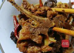 Illustration of how to make spicy sauce bone sticks 7