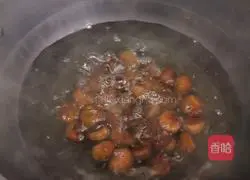 Illustration of how to make chestnut roasted chicken nuggets 3