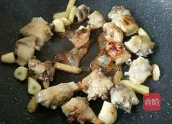 Illustration of how to make chestnut roasted chicken wings 6