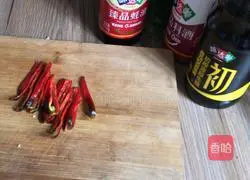 Illustration of how to stir-fry shrimps with luffa 6