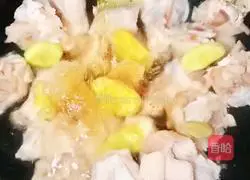 Illustration of how to make stewed potatoes and carrots with wing roots 4