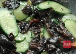 Illustration of how to make fried cucumber with fungus 11