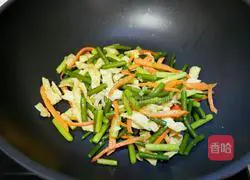 Illustration of how to make fried shredded eggs with garlic moss 6