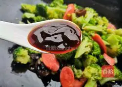 Illustration of how to make fried ham with broccoli and fungus 10