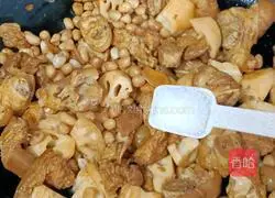 Illustration of how to stew pig's feet with lotus root and peanuts 12