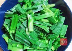 Illustration of how to stir-fry sausages with black beans and garlic sprouts 2