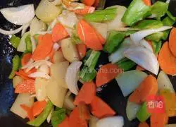 Illustration of how to braise catfish with soy sauce 4